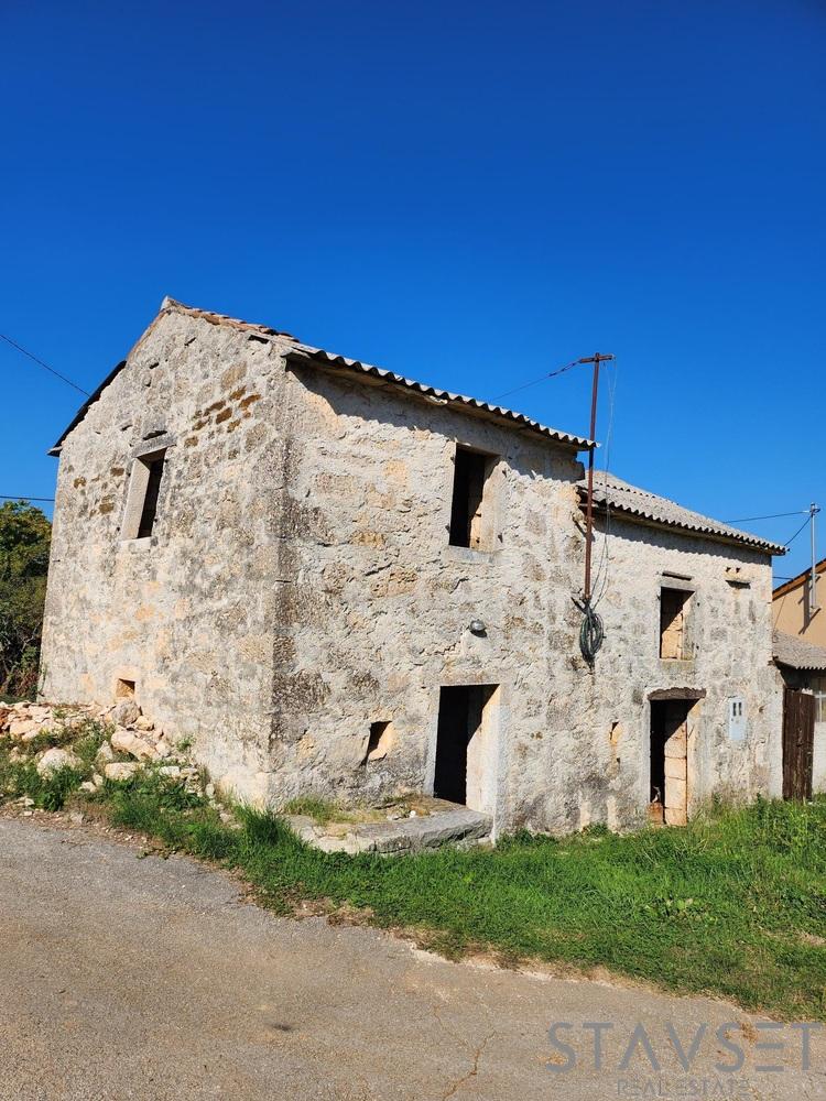 Istarska kamena kuća za adaptaciju u okolici Motovuna